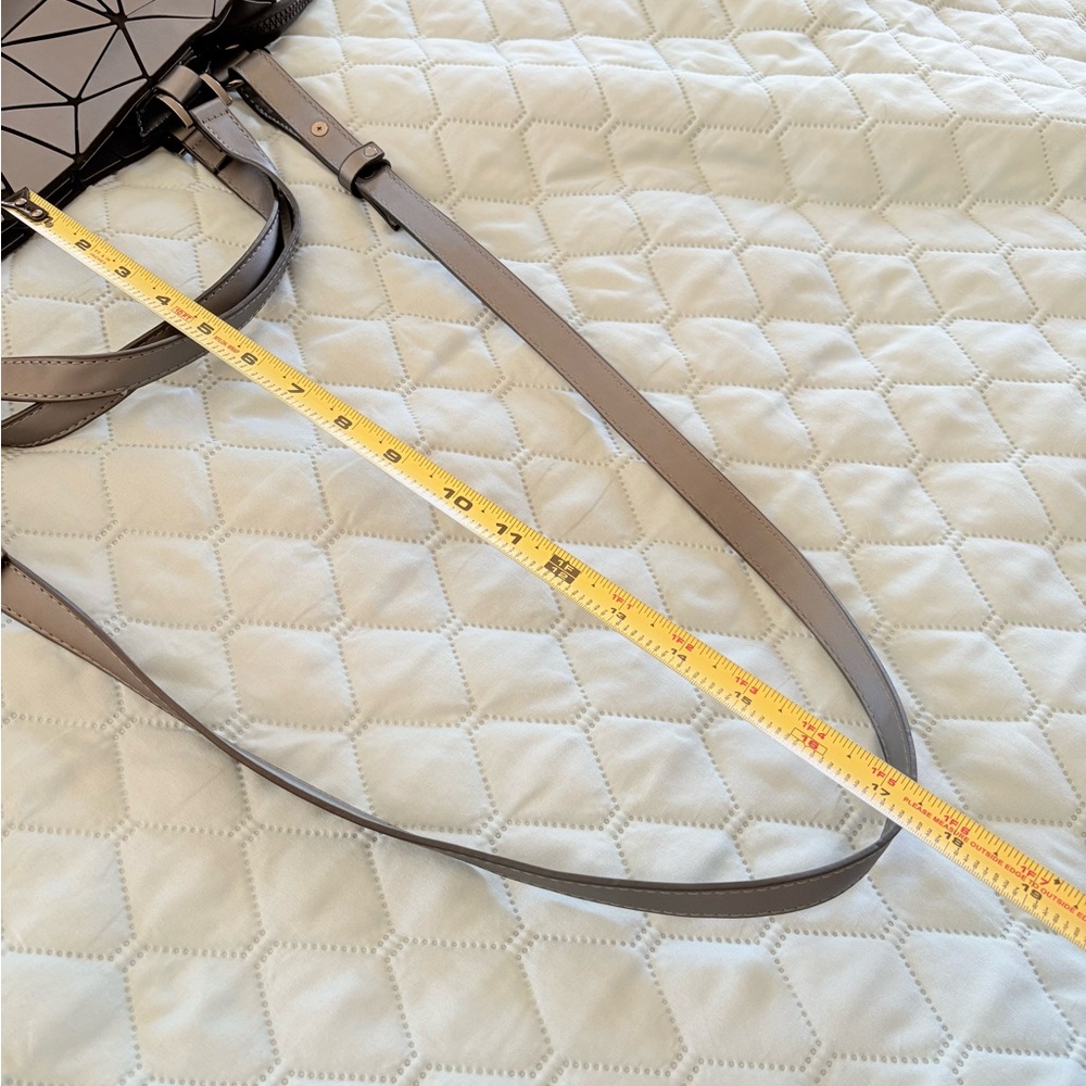 Geometric Patterned Gray Handbag - Picture 9 of 10